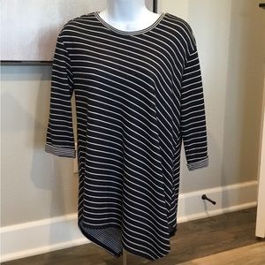 Vince Camuto Wm’s 3/4 qtr sleeve navy and white angled bottom shirt Sz S